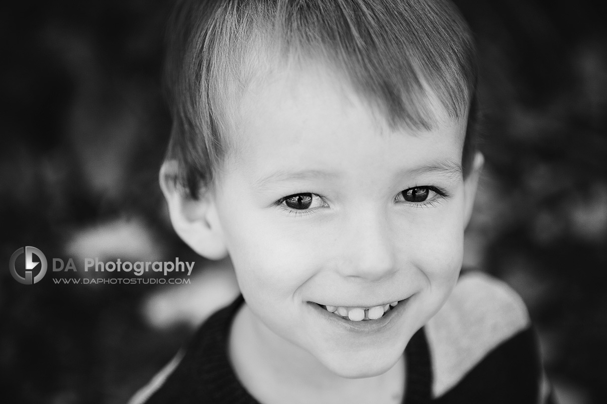 Fall Portrait in black and white  - Children photographer