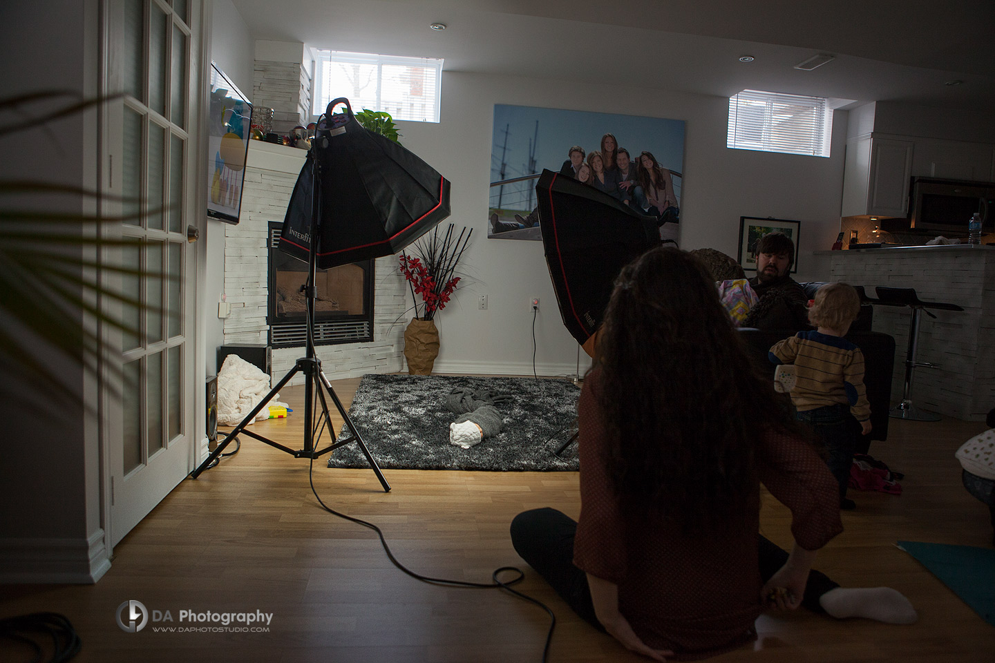 DA Photo Studio - Behind the scene, during new born baby session