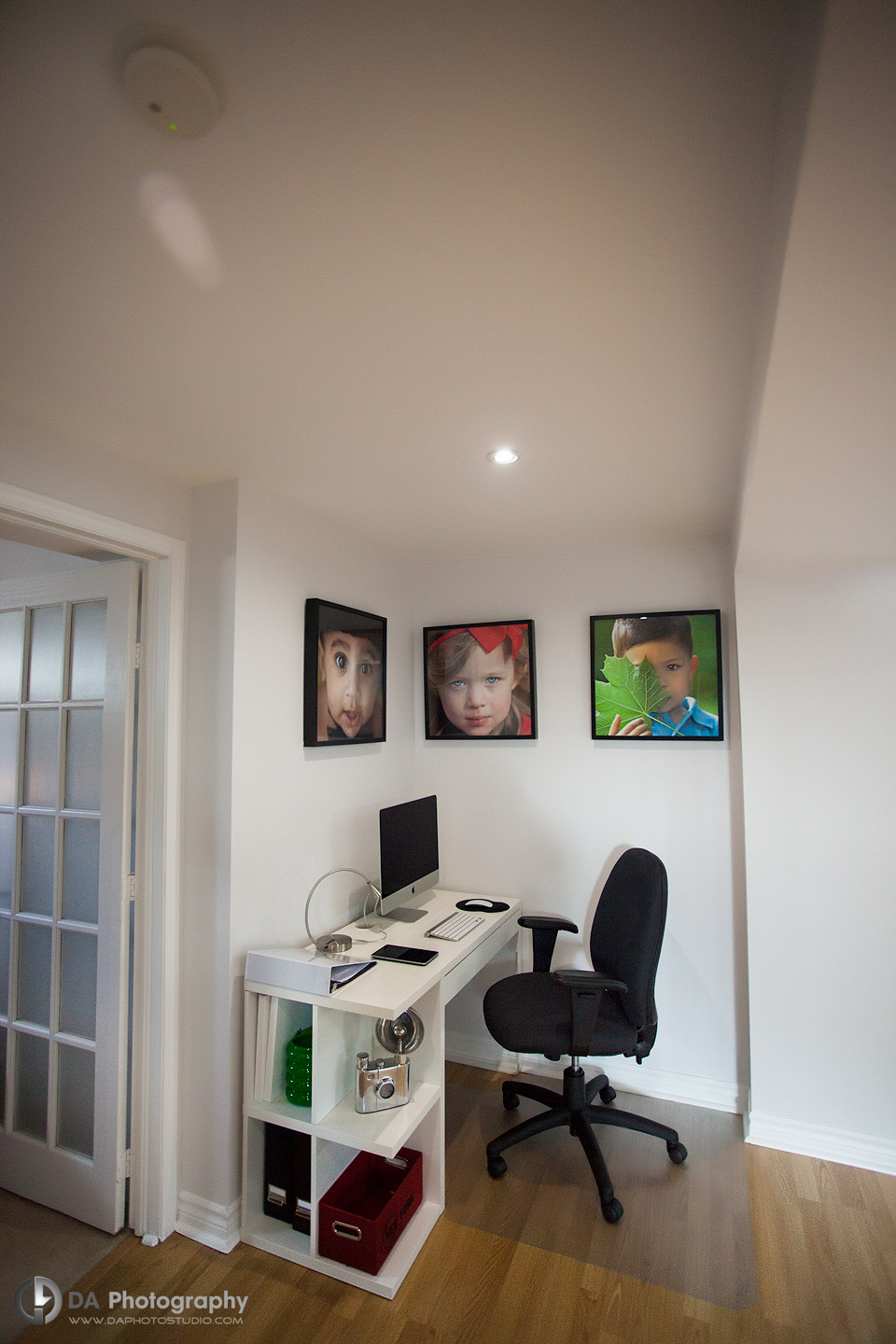 DA Photo Studio - Studio Manager Desk, Wide Angle - Children Wall Display