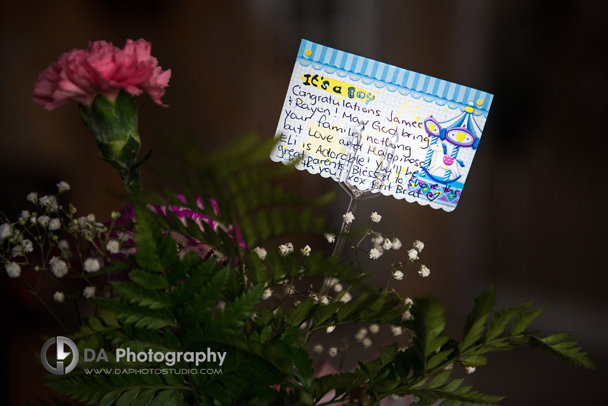 Newborn note on a flowers - Newborn Photographer