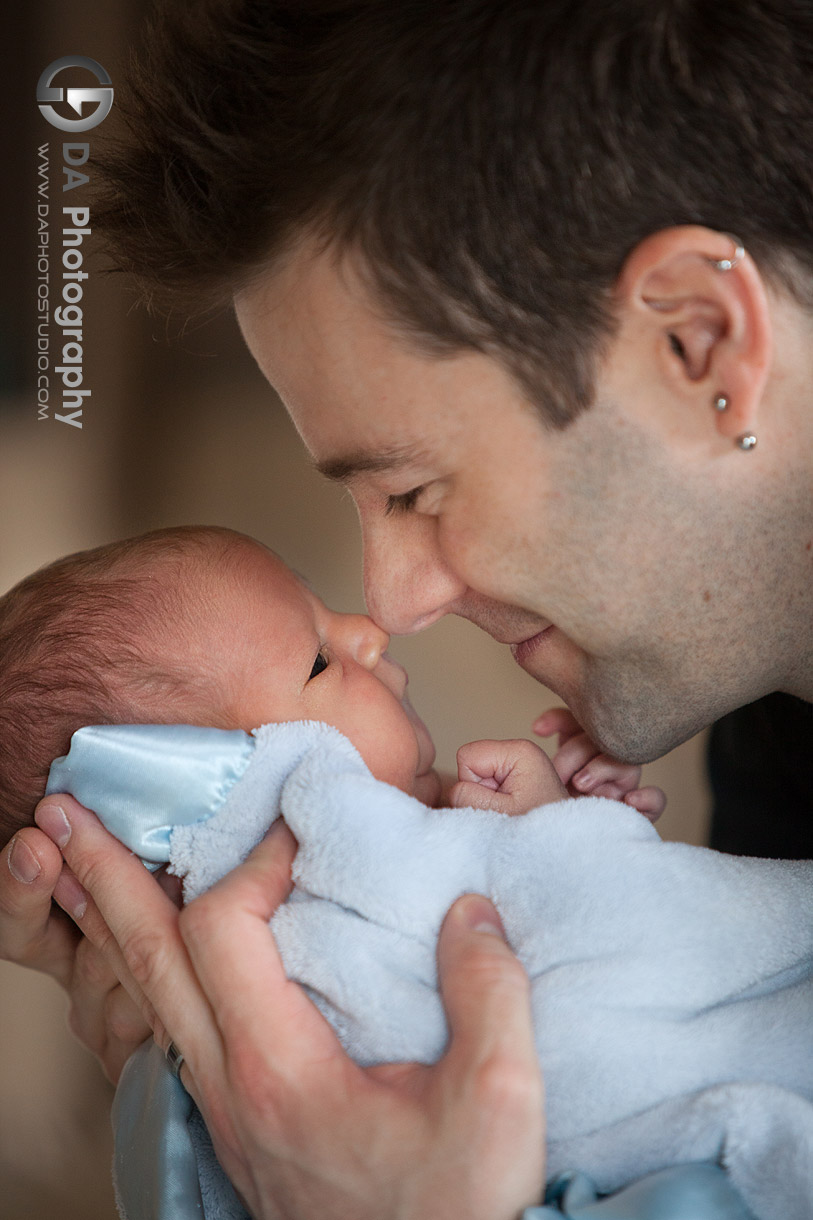 Newborn baby with his daddy - Details in Newborn photography by DA Photography - www.daphotostudio.com