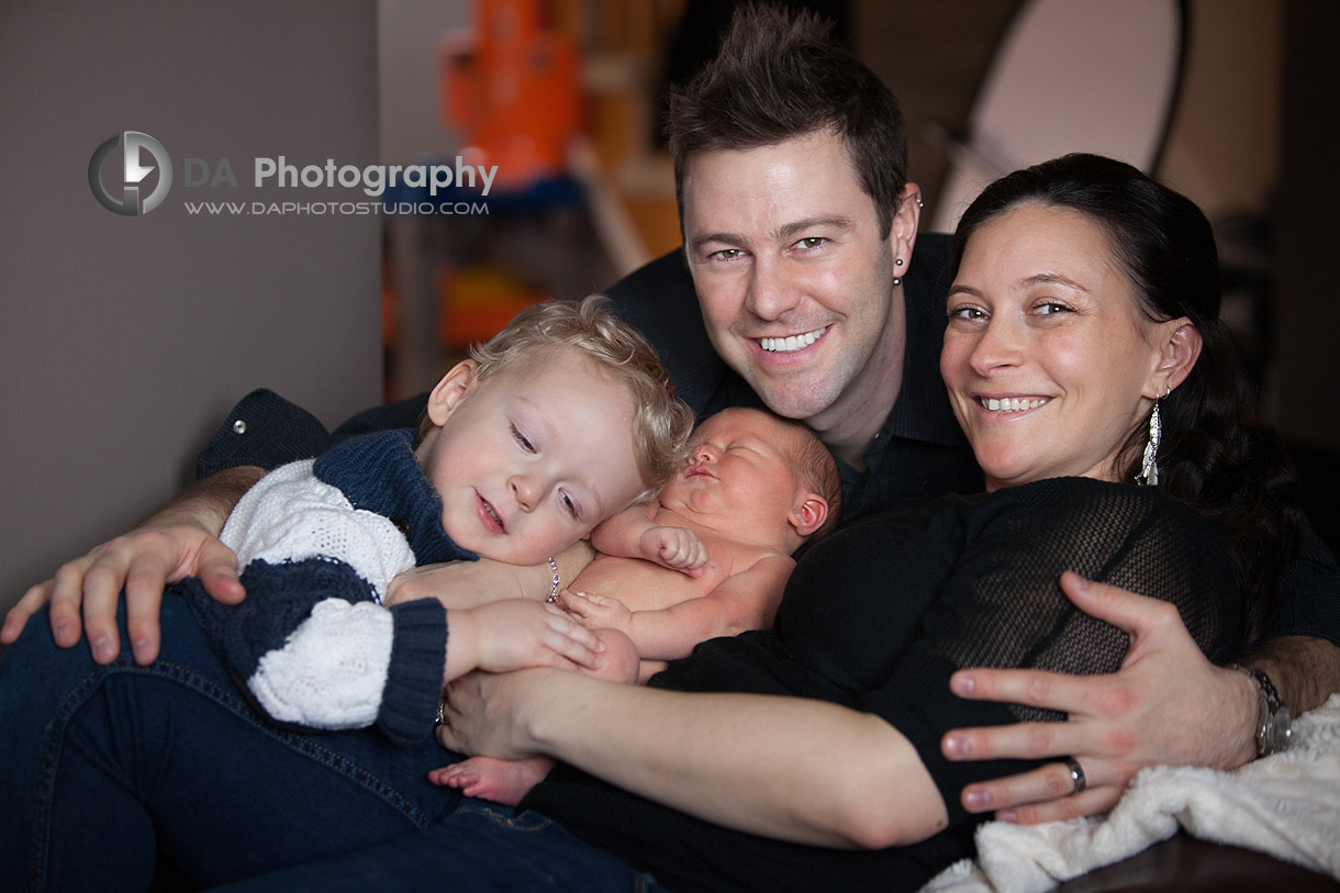 Newborn baby with his Family - Details in Newborn photography by DA Photography - www.daphotostudio.com