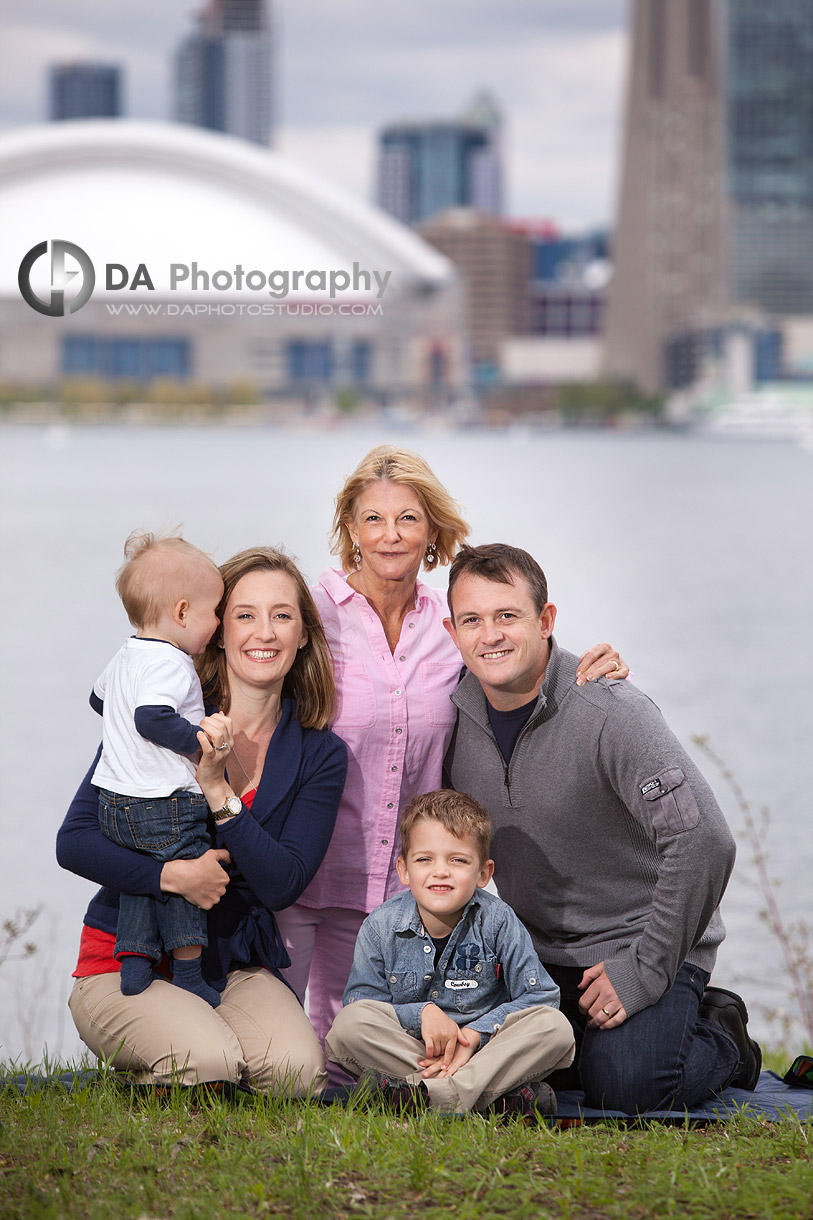 Family portrait at Toronto Island - DA Photography at Toronto Islands, www.daphotostudio.com