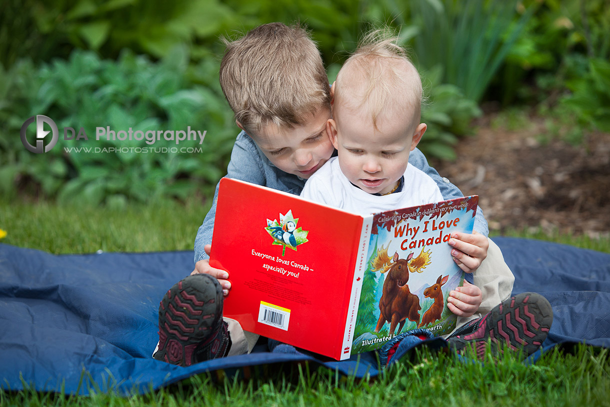 Aussies siblings reading book, Why I love Canada - DA Photography at Toronto Islands, www.daphotostudio.com