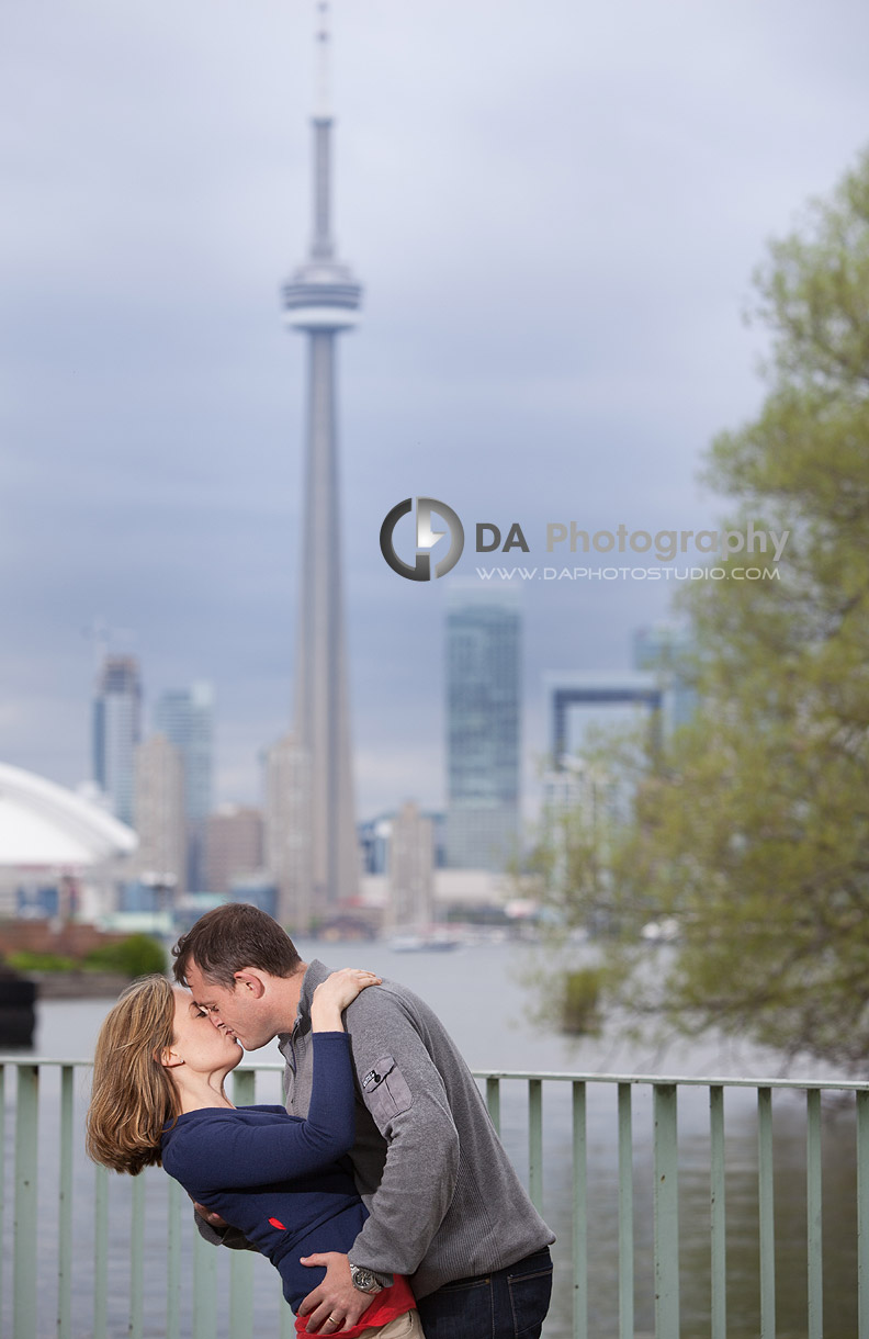 Couple portrait at Toronto Island with CN tower at the back - DA Photography at Toronto Islands, www.daphotostudio.com