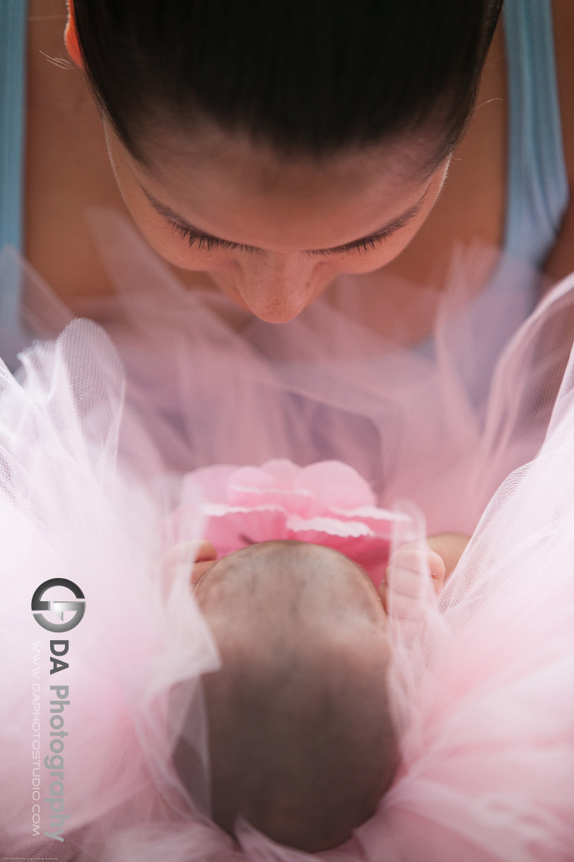 Newborn baby with her mom face to face - by DA Photography Family photographer - www.daphotostudio.com