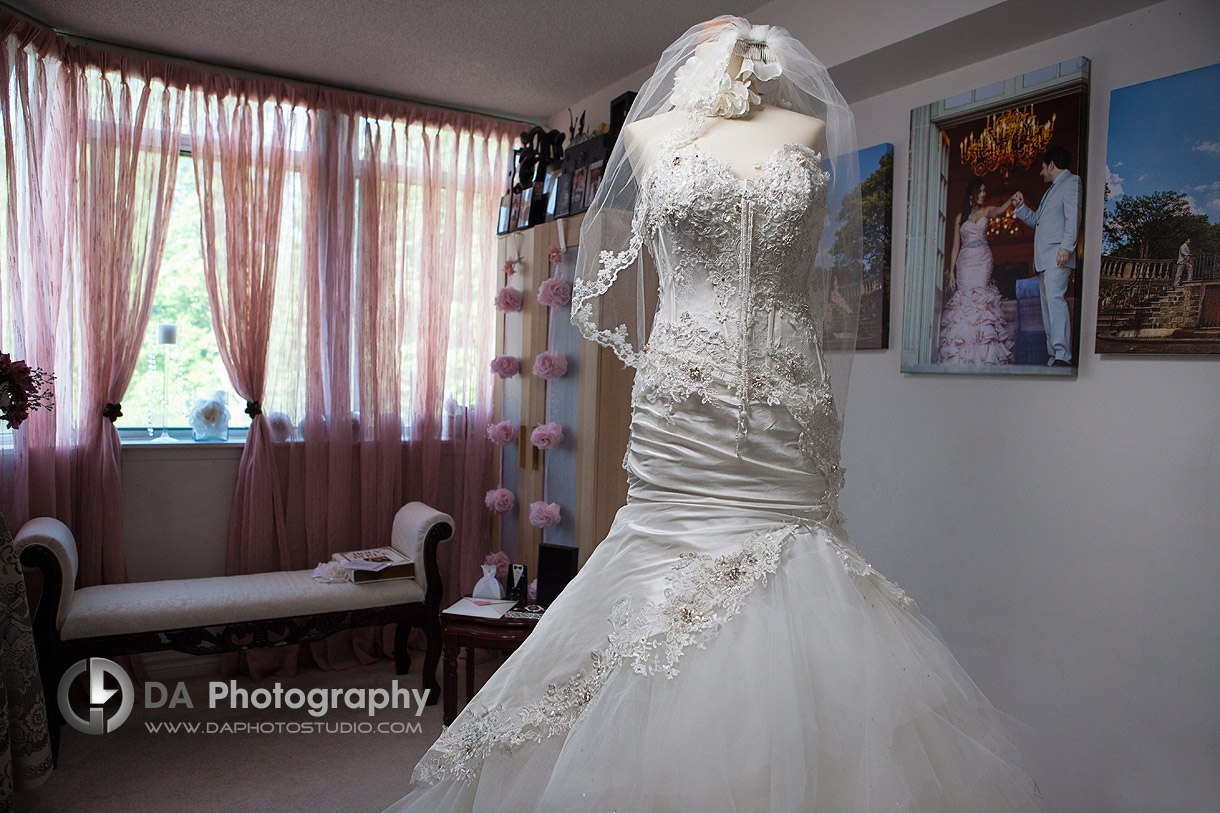 Wedding day, bride's wedding dress - by DA Photography at West River, www.daphotostudio.com