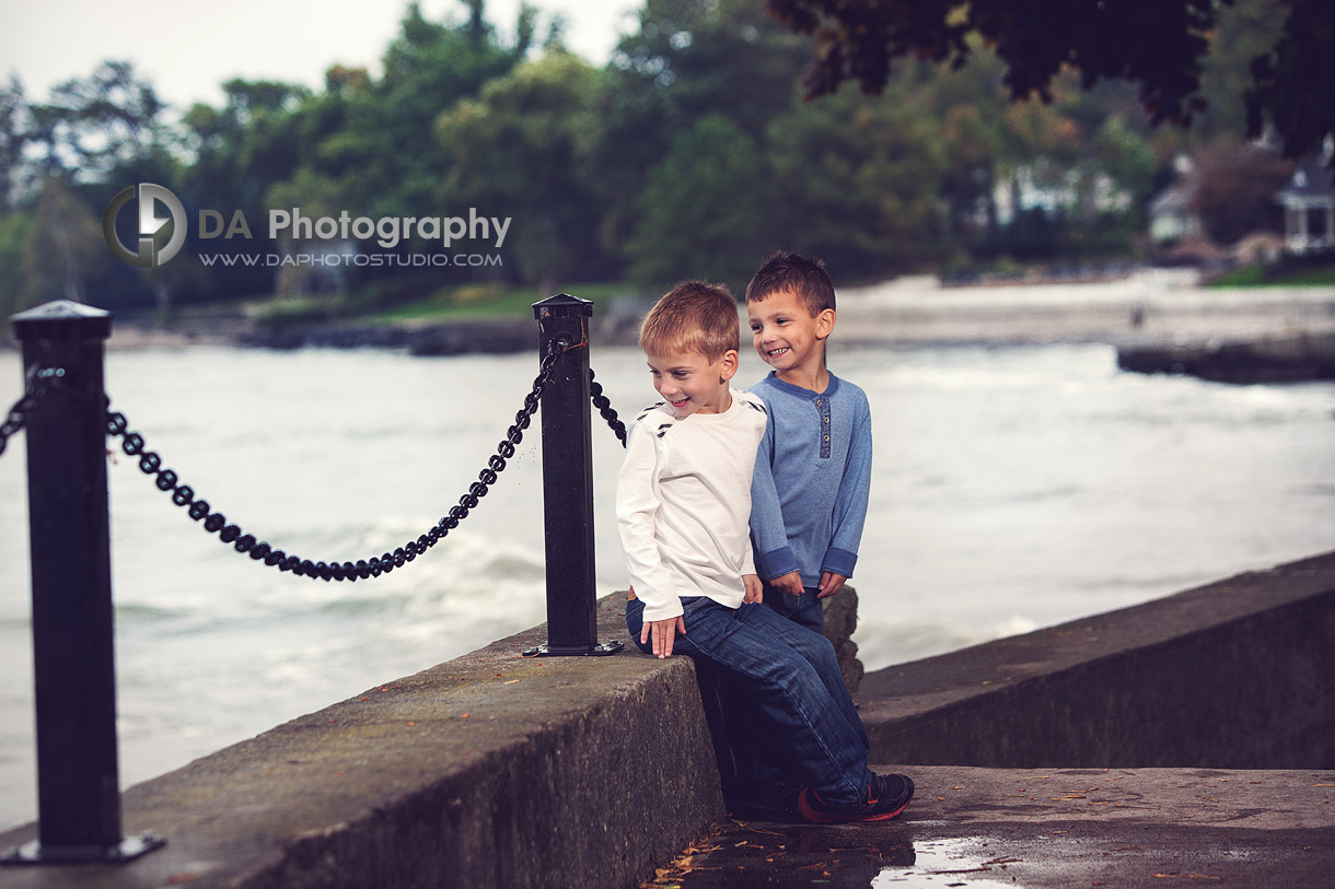 Kids splashing by the waves at the lake waterfront - Fall Family Photos by DA Photography - Gairloch Gardens, Oakville - www.daphotostudio.com