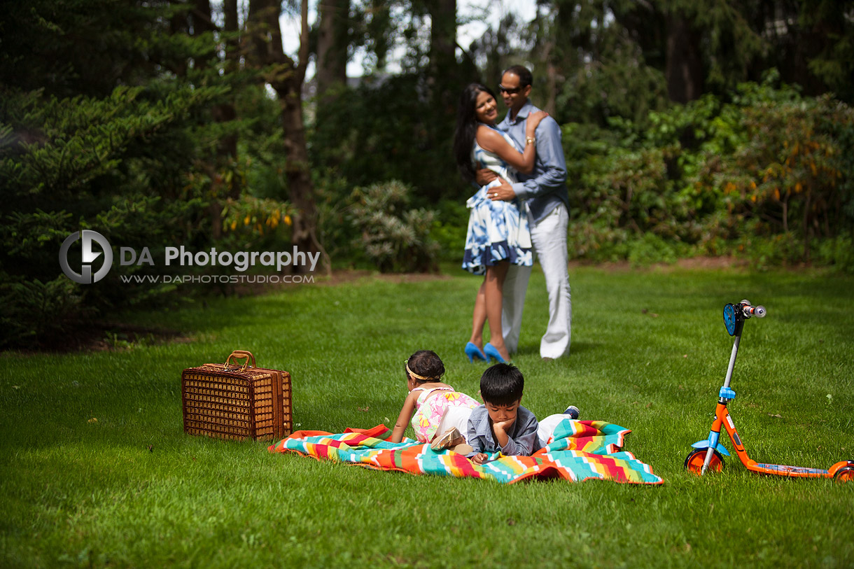 Outdoor Family Pictures in Summer at Gairloch Gardens