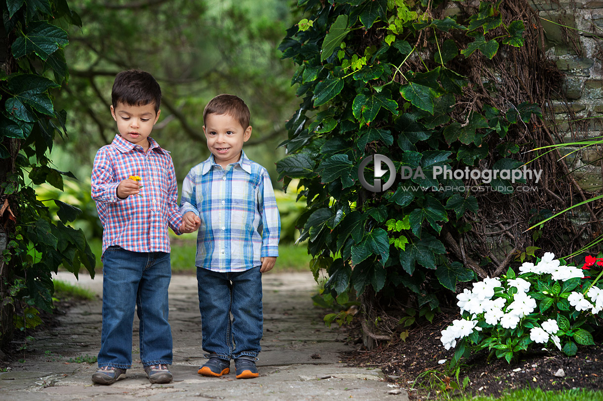 Best outdoor family photo location Gairloch Gardens in Oakville