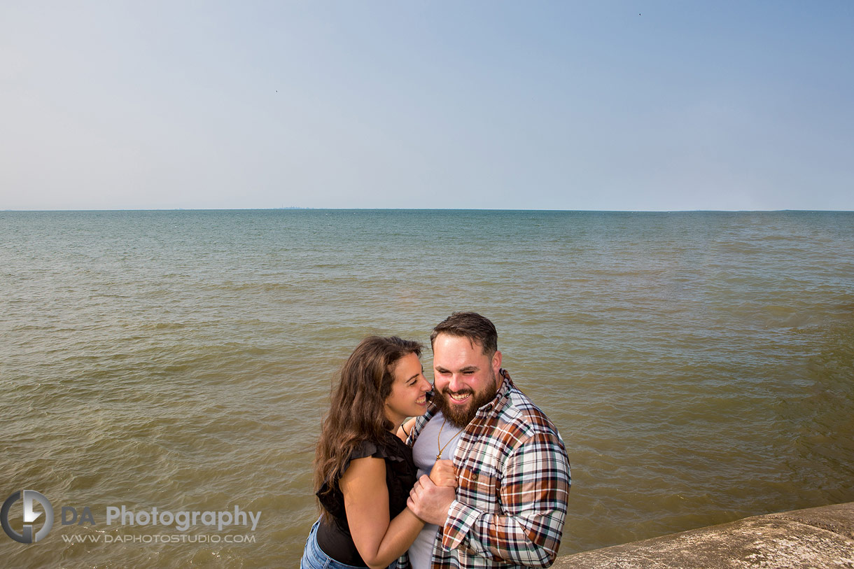 Couples photos by the lake in Niagara