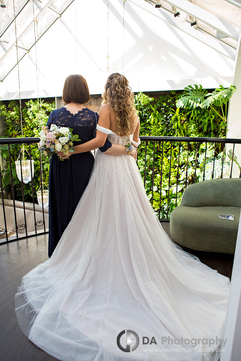 Bride with her mom at Sassafraz